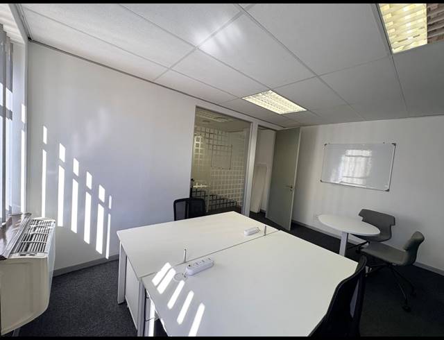 62M² SERVICED OFFICE TO LET IN FOURWAYS